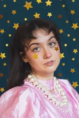 У скромності