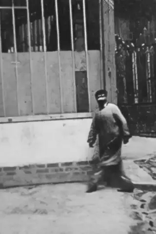 Людина, що повертає за ріг